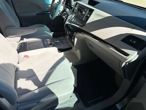 Used 2013 Toyota Sienna LE w/ Towing Pkg FWD image 27