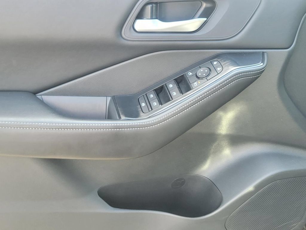 Used 2026 Nissan Rogue SV AWD/4WD image 12