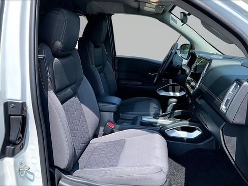 Certified 2025 Nissan Frontier SV AWD/4WD image 6