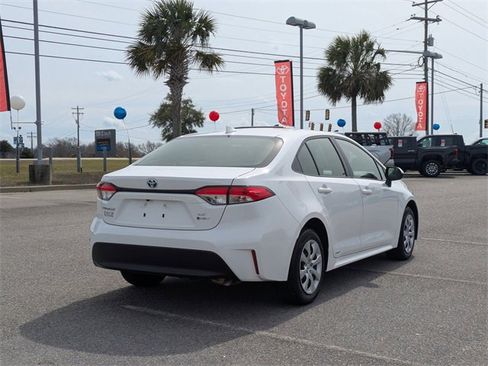 Used 2025 Toyota Corolla LE image 3