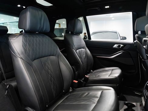 Used 2022 BMW X7 M50i image 27
