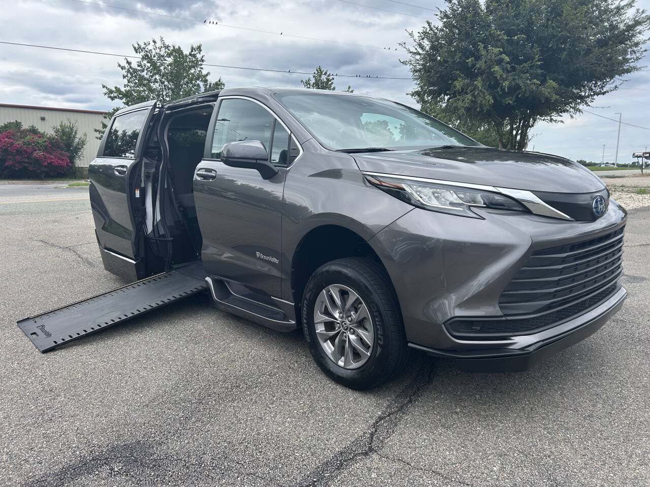 Used 2022 Toyota Sienna LE FWD image 1
