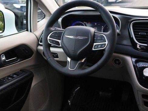 Used 2022 Chrysler Pacifica Touring-L FWD image 25