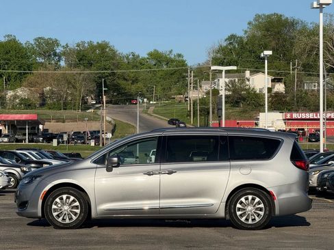 Used 2018 Chrysler Pacifica Touring-L FWD image 5