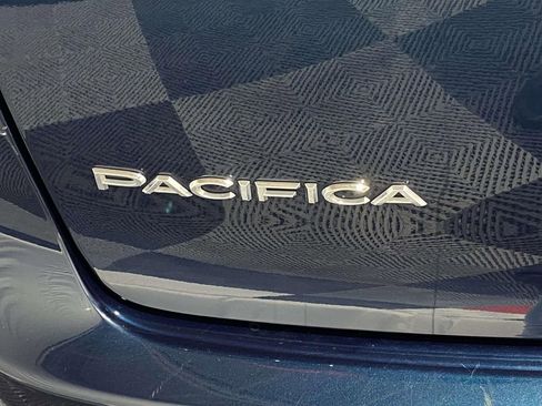 Used 2022 Chrysler Pacifica Touring-L FWD image 8