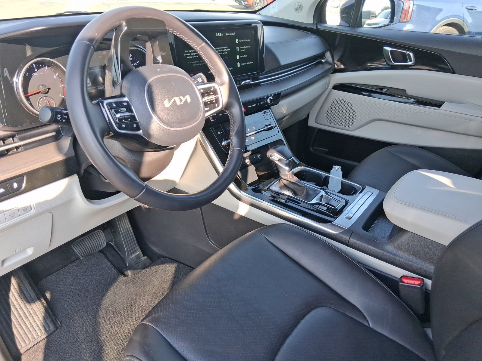Used 2024 Kia Carnival EX FWD image 12