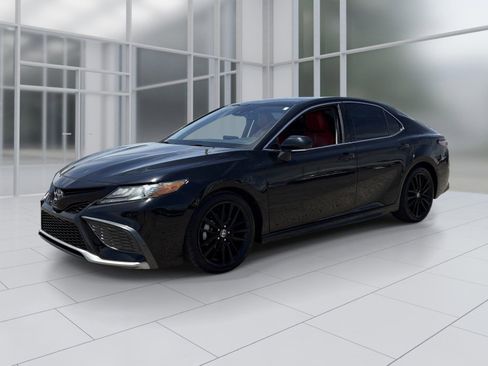 Used 2022 Toyota Camry XSE FWD image 2