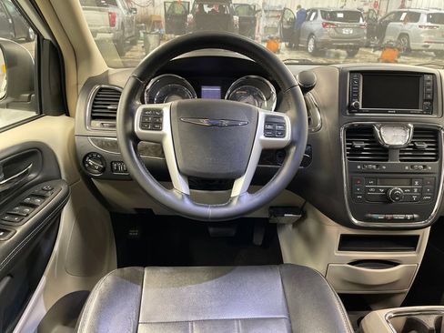 Used 2016 Chrysler Town & Country Touring image 14