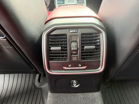 Used 2022 Porsche Macan image 19