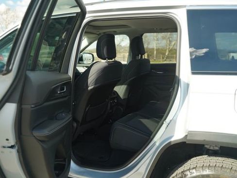 Used 2024 Jeep Grand Cherokee Laredo X image 16