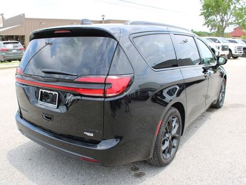 Used 2025 Chrysler Pacifica Limited FWD image 5