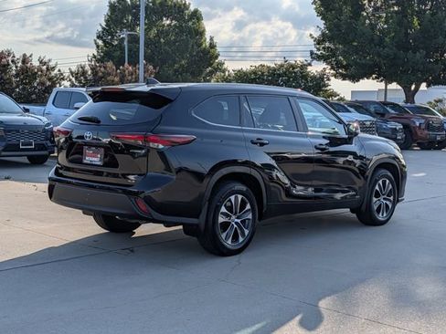 Used 2024 Toyota Highlander XLE AWD/4WD image 5