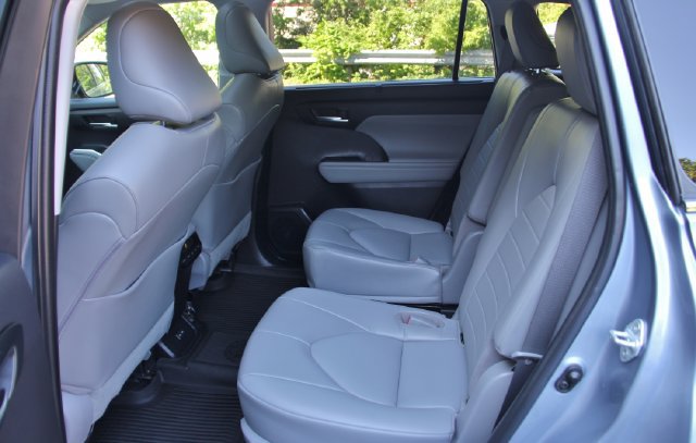 Used 2022 Toyota Highlander XLE AWD/4WD image 34