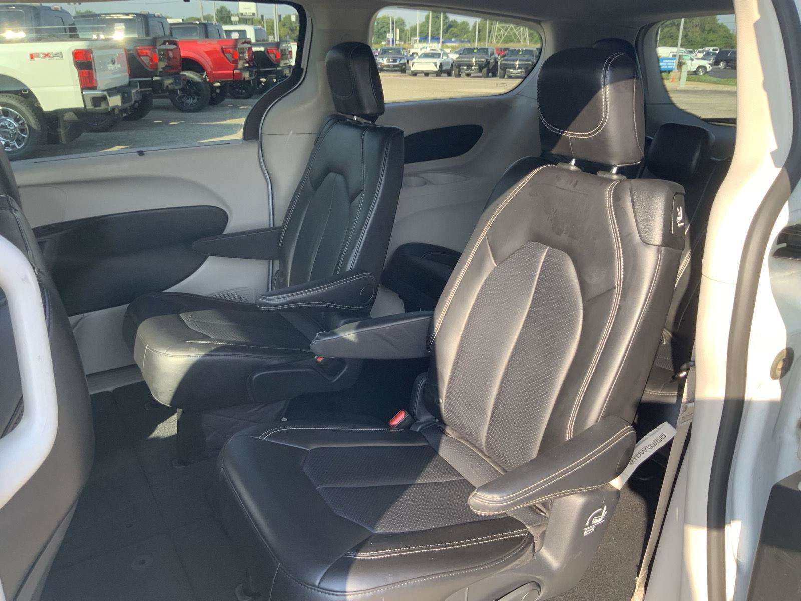 Used 2024 Chrysler Pacifica Touring-L FWD image 45
