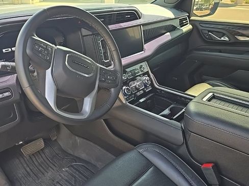 Used 2024 GMC Yukon XL Denali AWD/4WD image 6
