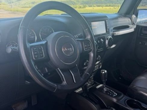 Used 2016 Jeep Wrangler Unlimited Sahara w/ Connectivity Group AWD/4WD image 12
