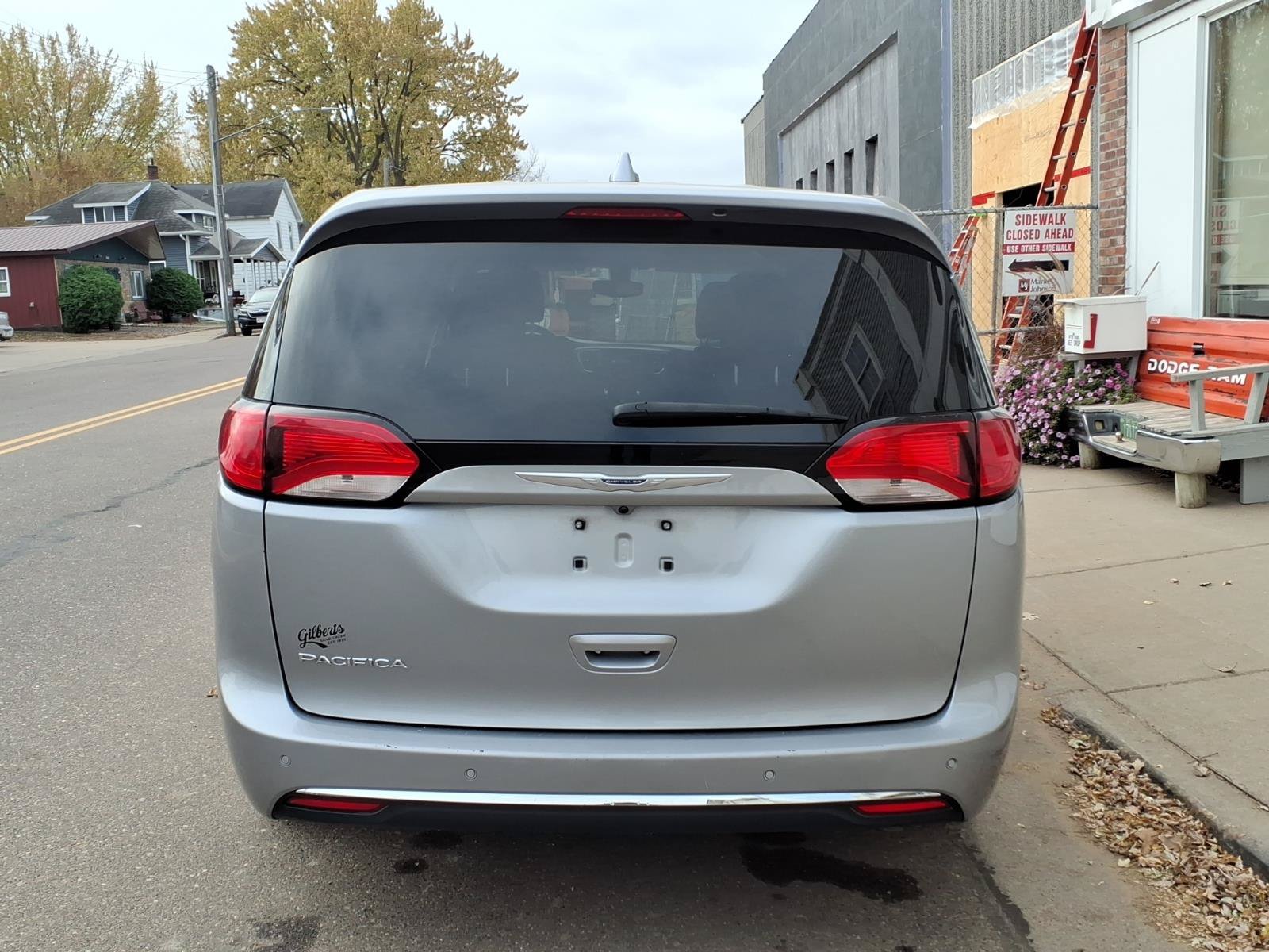 Used 2019 Chrysler Pacifica Touring Plus w/ Cold Weather Group FWD image 7