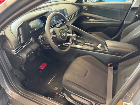 Used 2024 Hyundai Elantra SE FWD image 4