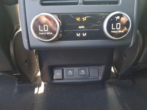 Used 2025 Land Rover Discovery Dynamic SE image 14