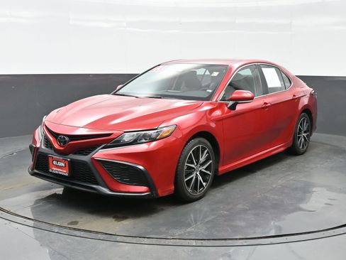 Used 2023 Toyota Camry SE image 2