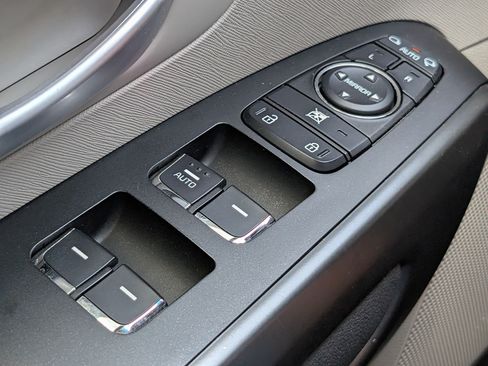 Used 2017 Kia Sedona LX w/ LX Essentials Premium Package FWD image 21
