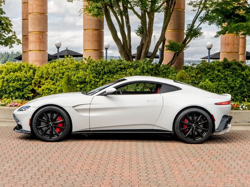 Used 2020 Aston Martin V8 Vantage Coupe RWD image 32