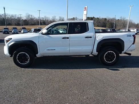 Used 2024 Toyota Tacoma TRD Off-Road image 6