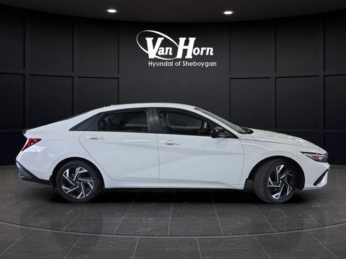 Used 2025 Hyundai Elantra Sport FWD image 2