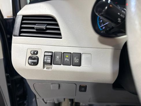 Used 2014 Toyota Sienna XLE w/ Entertainment Package FWD image 14