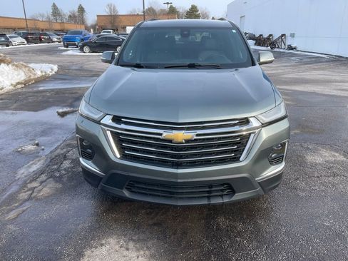 Used 2023 Chevrolet Traverse LT image 2