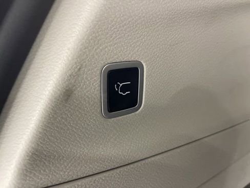 Used 2023 Chrysler Pacifica Touring-L image 14