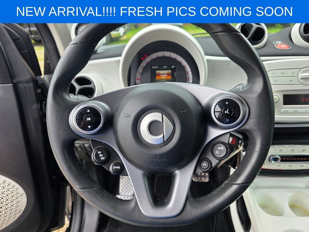 Used 2016 smart fortwo passion RWD image 12