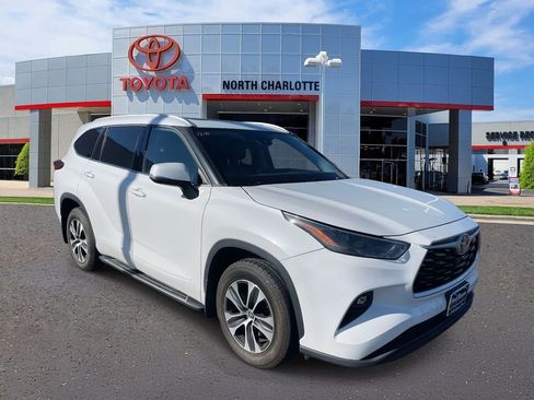 Used 2022 Toyota Highlander XLE image 1