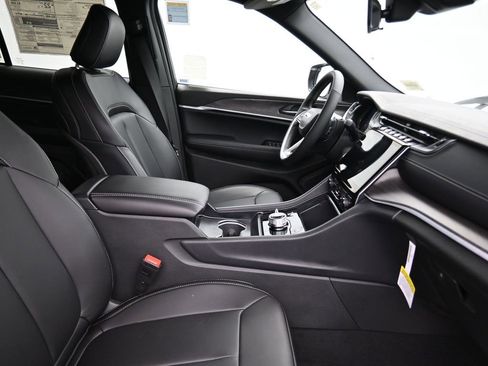 New 2025 Jeep Grand Cherokee Limited image 16