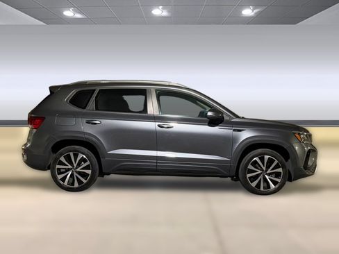 Used 2022 Volkswagen Taos SE FWD image 7
