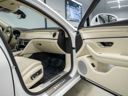 Used 2024 Bentley Flying Spur V8 AWD/4WD image 31