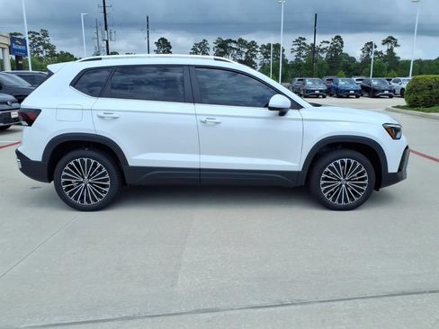 New 2026 Volkswagen Taos SE FWD image 4