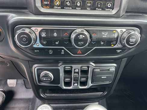 Used 2022 Jeep Wrangler Unlimited Sahara w/ LED Lighting Group AWD/4WD image 34