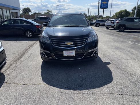 Used 2017 Chevrolet Traverse LT w/ Style and Technology Package FWD image 3
