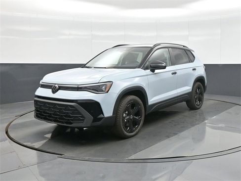 New 2026 Volkswagen Taos SE image 3