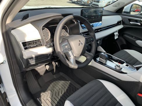 New 2025 Mitsubishi Outlander SE image 12