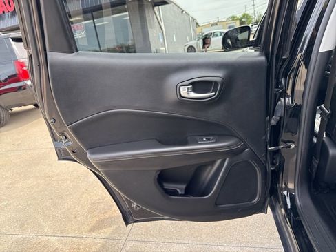 Used 2018 Jeep Compass Latitude w/ Cold Weather Group AWD/4WD image 43