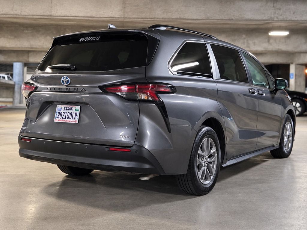 Used 2025 Toyota Sienna XLE FWD image 16