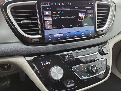 Used 2022 Chrysler Pacifica Touring-L image 13