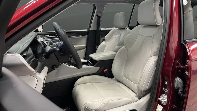 Used 2023 Jeep Grand Cherokee Overland w/ Luxury Tech Group IV AWD/4WD image 9