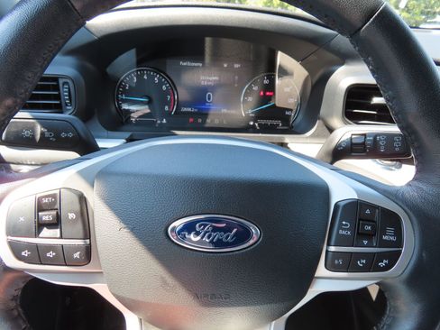 Used 2022 Ford Explorer XLT image 17