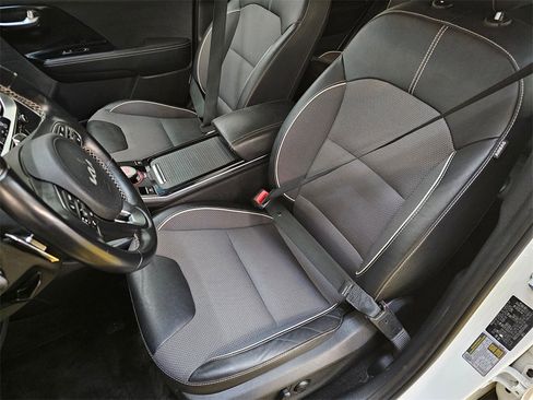 Used 2022 Kia Niro EX image 22