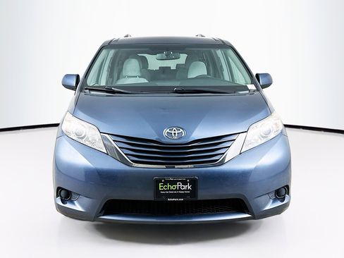 Used 2015 Toyota Sienna LE image 2