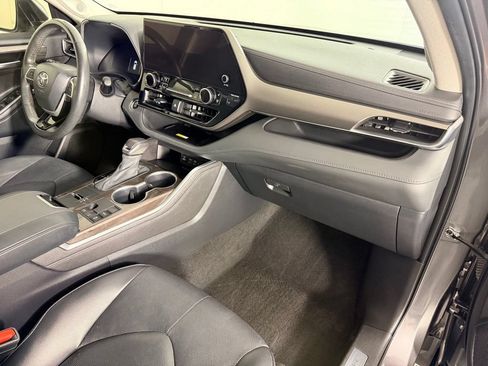 Used 2024 Toyota Highlander Limited FWD image 34