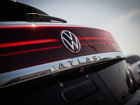 Used 2024 Volkswagen Atlas Cross Sport SE FWD image 19